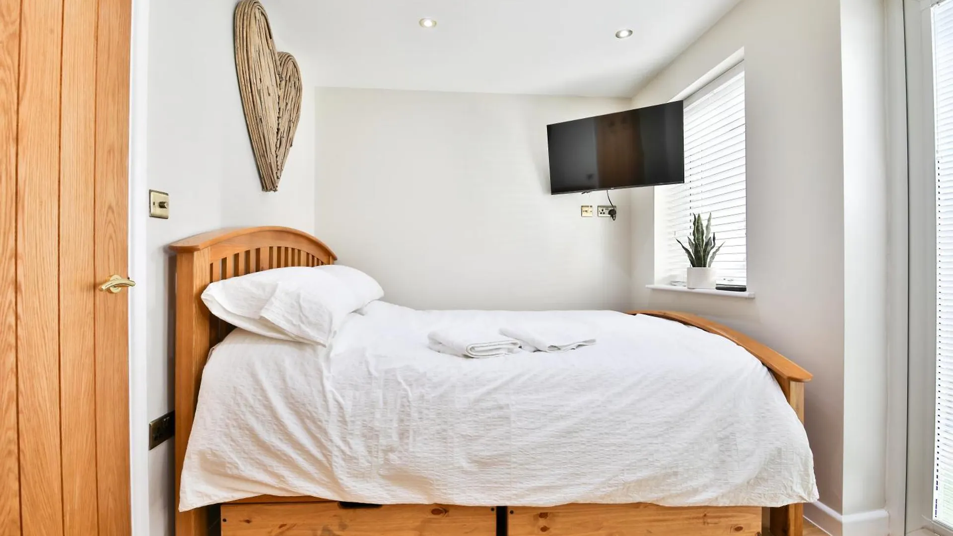 Luxury Cosy Central Detached Cardiff Bungalow With Free Parking Apartment