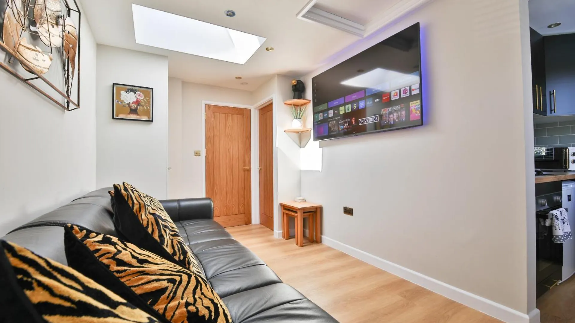 Luxury Cosy Central Detached Cardiff Bungalow With Free Parking 0*,  United Kingdom
