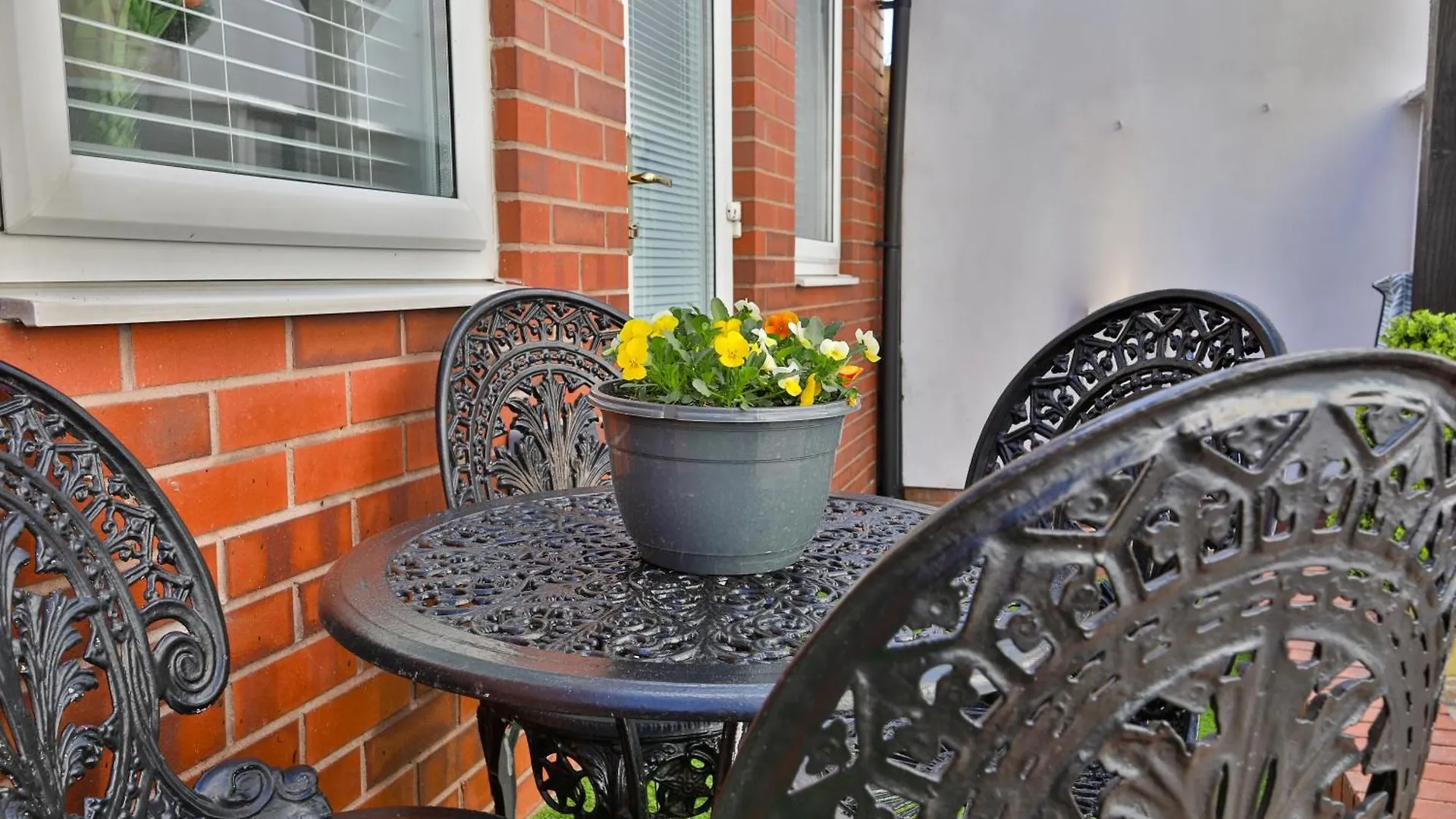 Luxury Cosy Central Detached Cardiff Bungalow With Free Parking