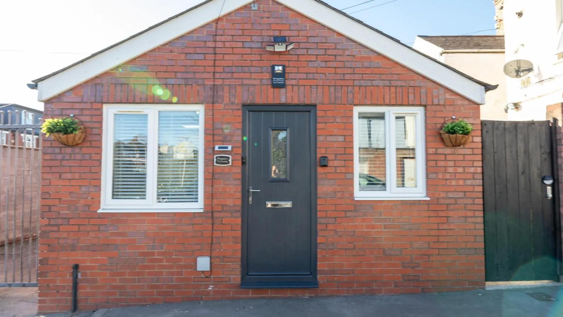 Luxury Cosy Central Detached Cardiff Bungalow With Free Parking